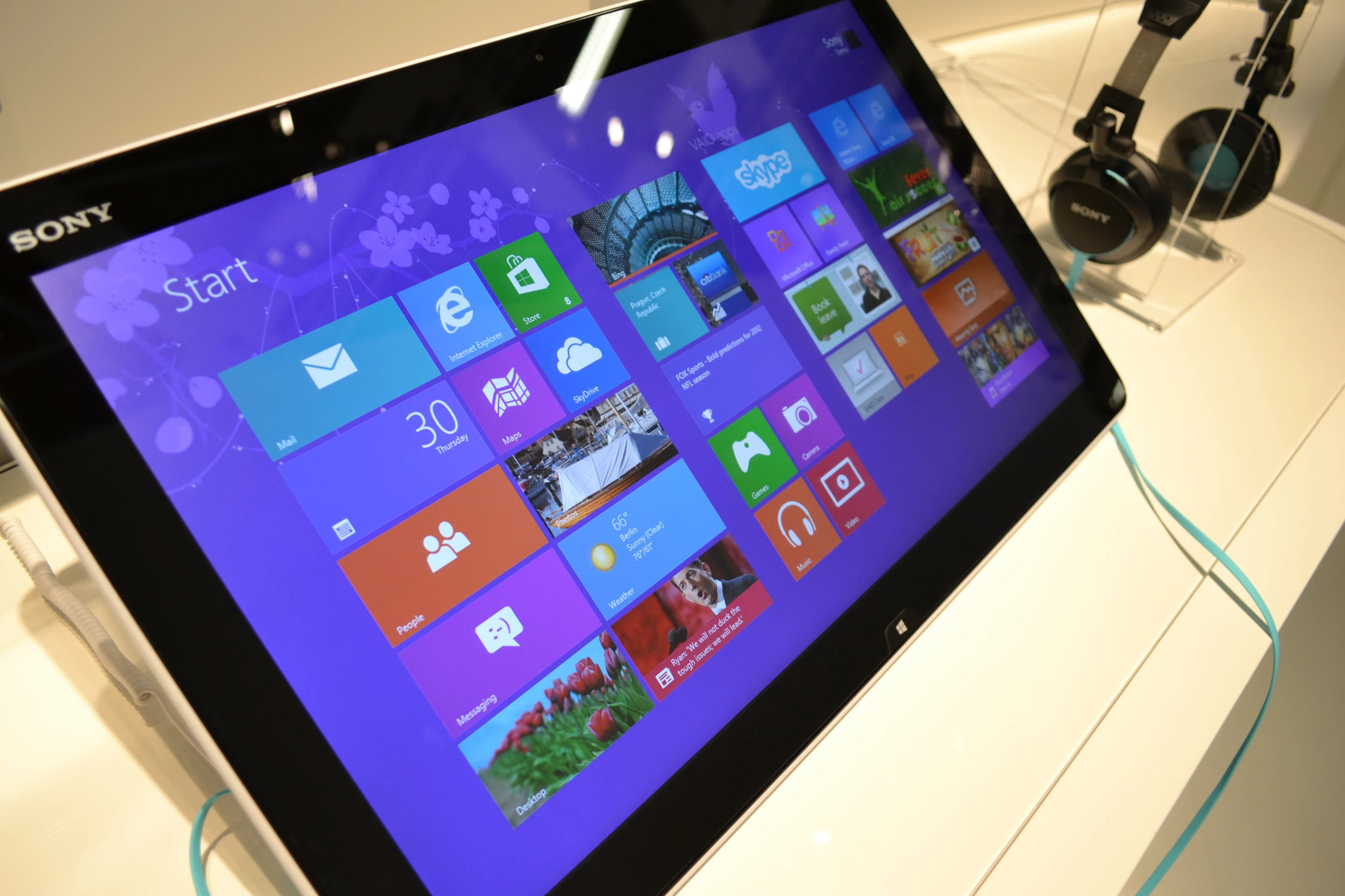 Sony's new Win 8 line includes mobile Tabletop PC and slider